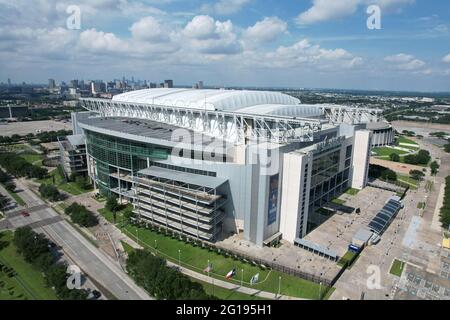 Une vue aérienne du NRG Stadium, le dimanche 30 mai 2021, à Houston. Le stade de toit escamotable est le stade des Houston Texans. Banque D'Images