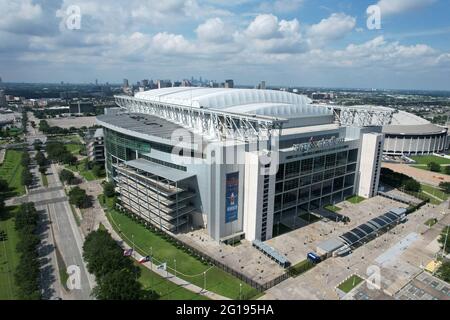 Une vue aérienne du NRG Stadium, le dimanche 30 mai 2021, à Houston. Le stade de toit escamotable est le stade des Houston Texans. Banque D'Images