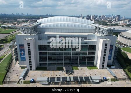 Une vue aérienne du NRG Stadium, le dimanche 30 mai 2021, à Houston. Le stade de toit escamotable est le stade des Houston Texans. Banque D'Images