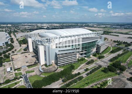 Une vue aérienne du NRG Stadium, le dimanche 30 mai 2021, à Houston. Le stade de toit escamotable est le stade des Houston Texans. Banque D'Images