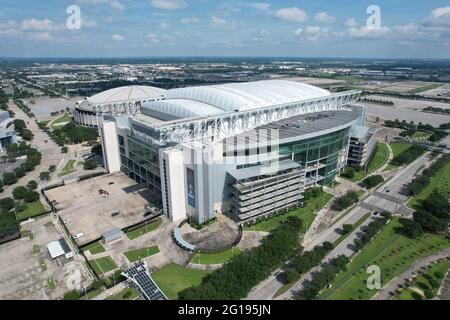 Une vue aérienne du NRG Stadium, le dimanche 30 mai 2021, à Houston. Le stade de toit escamotable est le stade des Houston Texans. Banque D'Images