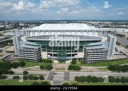 Une vue aérienne du NRG Stadium, le dimanche 30 mai 2021, à Houston. Le stade de toit escamotable est le stade des Houston Texans. Banque D'Images