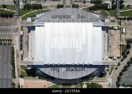 Une vue aérienne du NRG Stadium, le dimanche 30 mai 2021, à Houston. Le stade de toit escamotable est le stade des Houston Texans. Banque D'Images