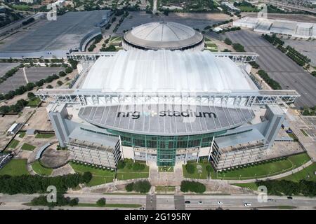 Vue aérienne du NRG Stadium et de l'Astrodome, dimanche 30 mai 2021, à Houston. Le stade NRG est le stade des Houston Texans. L'Astrodome a servi comme Banque D'Images