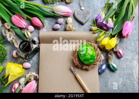 Carnet en papier ouvert, fleurs colorées et œufs de pâques. Ressources graphiques Banque D'Images