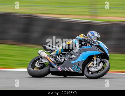 Plusieurs Motos Motorcycles Racing à Oulton Park Motorsport Race Way Race Track Cheshire British Superbike Championship Guy Martin Banque D'Images