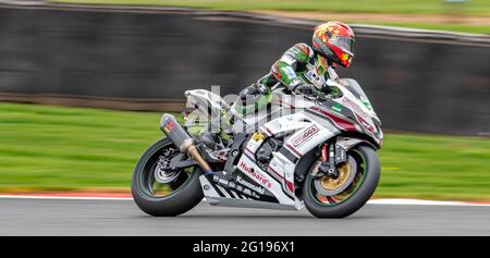 Plusieurs Motos Motorcycles Racing à Oulton Park Motorsport Race Way Race Track Cheshire British Superbike Championship Guy Martin Banque D'Images