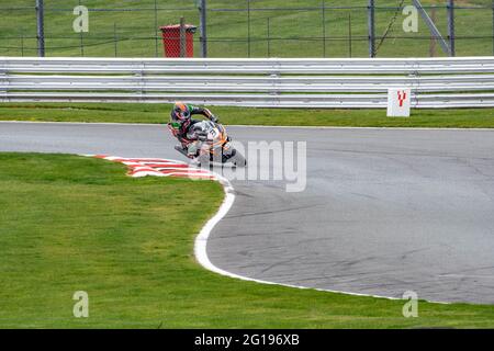 Plusieurs Motos Motorcycles Racing à Oulton Park Motorsport Race Way Race Track Cheshire British Superbike Championship Guy Martin Banque D'Images