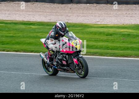 Plusieurs Motos Motorcycles Racing à Oulton Park Motorsport Race Way Race Track Cheshire British Superbike Championship Guy Martin Banque D'Images