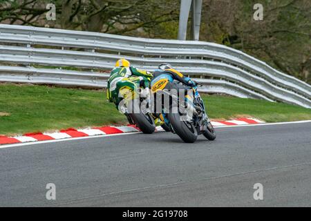 Plusieurs Motos Motorcycles Racing à Oulton Park Motorsport Race Way Race Track Cheshire British Superbike Championship Guy Martin Banque D'Images