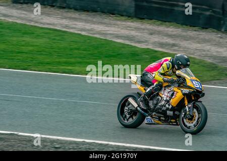 Plusieurs Motos Motorcycles Racing à Oulton Park Motorsport Race Way Race Track Cheshire British Superbike Championship Guy Martin Banque D'Images