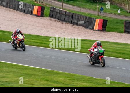 Plusieurs Motos Motorcycles Racing à Oulton Park Motorsport Race Way Race Track Cheshire British Superbike Championship Guy Martin Banque D'Images