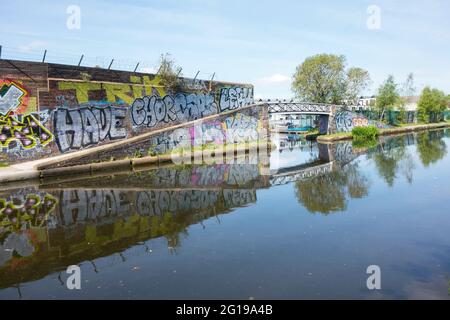 Ponts de canal en fonte couverts de graffiti sur le canal principal de Birmingham, au Royaume-Uni Banque D'Images