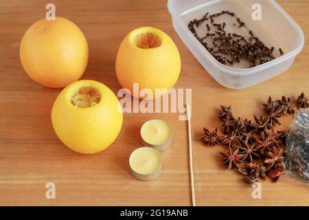 Fleuriste au travail: Comment faire boule de pomander orange - étape par étape, tutoriel Banque D'Images