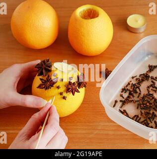 Fleuriste au travail: Comment faire boule de pomander orange - étape par étape, tutoriel Banque D'Images