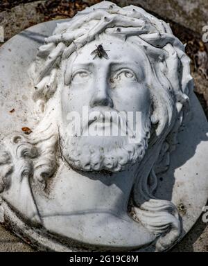 Statue de Jésus-Christ avec ses yeux tournés vers son front où se trouve une mouche. Banque D'Images