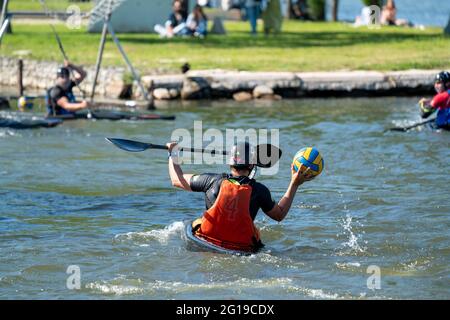 Les personnes jouant au canoë-polo ou au kayak-polo Banque D'Images