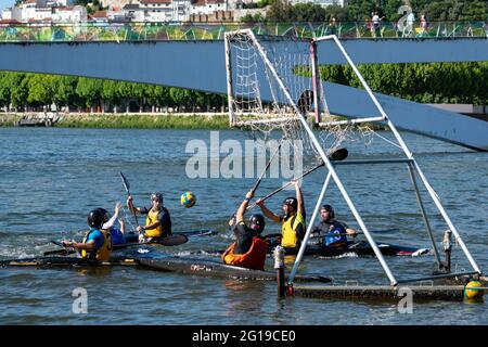 Les personnes jouant au canoë-polo ou au kayak-polo Banque D'Images