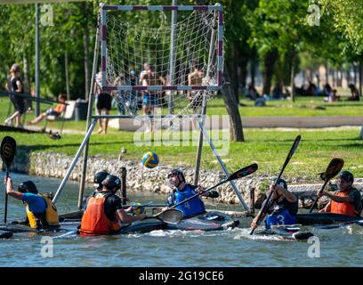 Les personnes jouant au canoë-polo ou au kayak-polo Banque D'Images