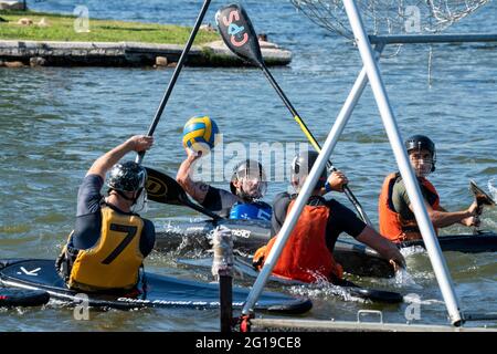 Les personnes jouant au canoë-polo ou au kayak-polo Banque D'Images