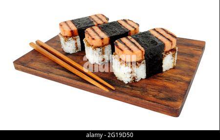 Musubi de spam avec du pain de viande de porc grillé et du riz sushi enveloppé d'algues grillées nori isolées sur un fond blanc Banque D'Images