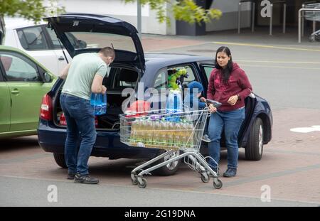 MELNIK, TCHÉQUIE, MAI 26 2021, UNE jeune famille charge des achats dans une voiture au parking du centre commercial. Banque D'Images