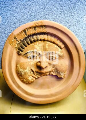 Relief terracottas décoratifs éléments architecturaux avec la face du Gorgon (monstre qui a tourné les gens à la pierre avec sa stare et décapité par Perseus) pour le Sanctuaire sud de Paestum - zone archéologique de ​​Paestum - Salerno, Italie Banque D'Images