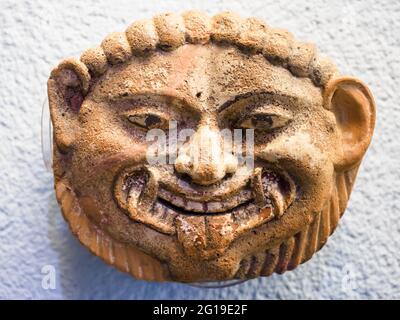 Relief terracottas décoratifs éléments architecturaux avec la face du Gorgon (monstre qui a tourné les gens à la pierre avec sa stare et décapité par Perseus) pour le Sanctuaire sud de Paestum - zone archéologique de ​​Paestum - Salerno, Italie Banque D'Images