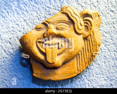 Relief terracottas décoratifs éléments architecturaux avec la face du Gorgon (monstre qui a tourné les gens à la pierre avec sa stare et décapité par Perseus) pour le Sanctuaire sud de Paestum - zone archéologique de ​​Paestum - Salerno, Italie Banque D'Images