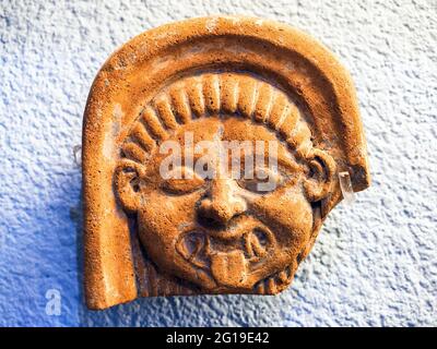 Relief terracottas décoratifs éléments architecturaux avec la face du Gorgon (monstre qui a tourné les gens à la pierre avec sa stare et décapité par Perseus) pour le Sanctuaire sud de Paestum - zone archéologique de ​​Paestum - Salerno, Italie Banque D'Images