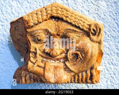 Relief terracottas décoratifs éléments architecturaux avec la face du Gorgon (monstre qui a tourné les gens à la pierre avec sa stare et décapité par Perseus) pour le Sanctuaire sud de Paestum - zone archéologique de ​​Paestum - Salerno, Italie Banque D'Images
