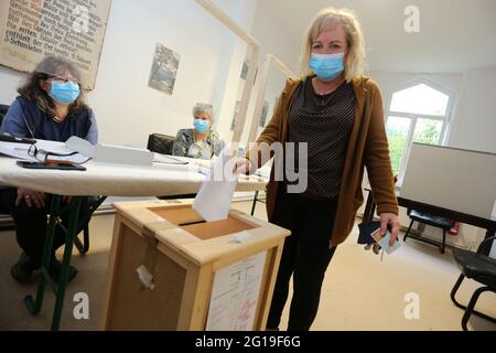 Treseburg, Allemagne. 06e juin 2021. Antje Becker-Hahne (r) vote dans un bureau de vote dans les montagnes Harz pour l'élection de l'État. Il y a 66 électeurs admissibles dans la petite communauté. Credit: Matthias Bein/dpa-Zentralbild/dpa/Alay Live News Banque D'Images