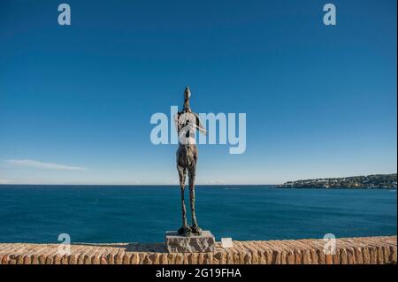 Une sculpture de Germaine Richier présentée sur la terrasse du musée Picasso à Antibes, en France Banque D'Images