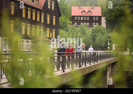 Treseburg, Allemagne. 06e juin 2021. Les randonneurs traversent un pont du petit village idyllique de Harz. Credit: Matthias Bein/dpa-Zentralbild/dpa/Alay Live News Banque D'Images