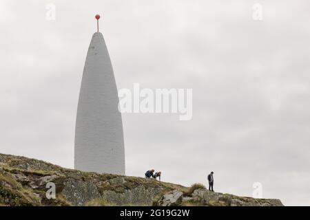 Baltimore, Cork, Irlande. 05e juin 2021. Deux visiteurs descendent sur leurs mains et leurs Ténèbres pour vérifier la descente vers la mer depuis les falaises à la balise à Baltimore, Co. Cork, Irlande. - crédit; David Creedon / Alamy Banque D'Images