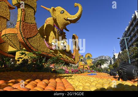 À la fin de l'hiver, Menton célèbre ses agrumes avec la Fête du citron, un carnaval fruité à couper le souffle ! Banque D'Images