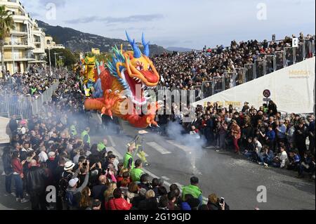 À la fin de l'hiver, Menton célèbre ses agrumes avec la Fête du citron, un carnaval fruité à couper le souffle ! Banque D'Images