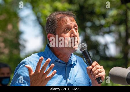 Le candidat au poste de contrôleur Brad Lander parle lors d'un rassemblement à l'extérieur de l'hôtel de ville de New York. La représentante Alexandria Ocasio-Cortez appuie Juumane Williams pour le public Advocate, Brad Lander pour le contrôleur ainsi que 60 candidats progressistes au Conseil de la ville de New York, s'étendant sur les cinq arrondissements, qui ont pris l'engagement courage de changer. Banque D'Images