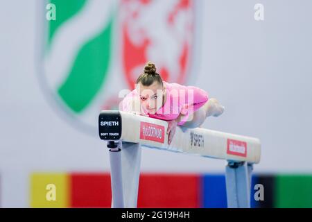 Dortmund, Allemagne. 06e juin 2021. Gymnastique, appareils de gymnastique, Westfalenhalle: Championnat allemand, décision unique, femmes: Emma Malewski en action sur le faisceau de balance. Credit: Rolf Vennenbernd/dpa/Alay Live News Banque D'Images