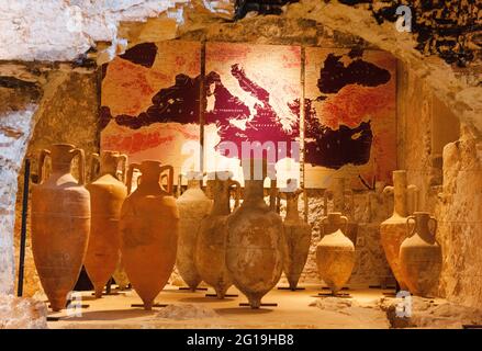 Exposition d'antiquités romaines au Musée du masque de fer et du fort Royal de l'Île Sainte-Marguerite près de Cannes, France Banque D'Images