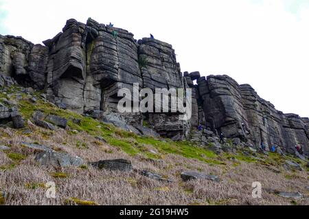 Grimpeurs de roche à la célèbre falaise de pierre à aiguiser de Stanage Edge, Derbyshire, Peak District Banque D'Images