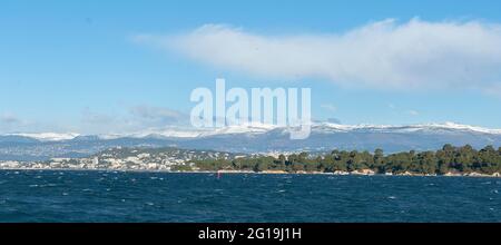 Vue sur Cannes et les Alpes du Sud depuis les îles Lérins, France Banque D'Images