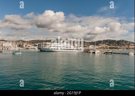 Le port (vieux-port) accueille chaque année des yachts de luxe à Cannes, en France Banque D'Images