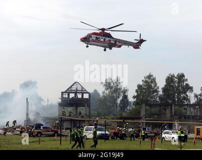 Non exclusif: HAI, UKRAINE - 4 JUIN 2021 - UN hélicoptère survole le sol pendant les exercices spéciaux du Service d'urgence de l'État ukrainien à Banque D'Images