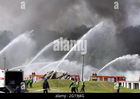 Non exclusif: HAI, UKRAINE - 4 JUIN 2021 - les pompiers démontrent leurs compétences dans la lutte contre les incendies lors des exercices spéciaux de l'État ukrainien Banque D'Images