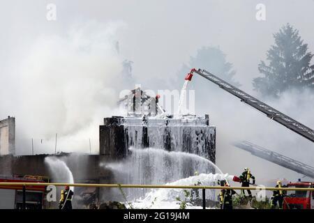 Non exclusif: HAI, UKRAINE - 4 JUIN 2021 - les pompiers démontrent leurs compétences dans la lutte contre les incendies lors des exercices spéciaux de l'État ukrainien Banque D'Images