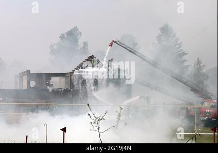 Non exclusif: HAI, UKRAINE - 4 JUIN 2021 - les pompiers démontrent leurs compétences dans la lutte contre les incendies lors des exercices spéciaux de l'État ukrainien Banque D'Images