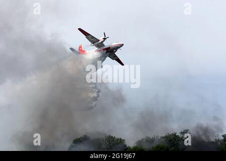 Non exclusif: HAI, UKRAINE - 4 JUIN 2021 - UN avion laisse tomber de l'eau pour démontrer la lutte contre les feux de forêt pendant les exercices spéciaux de l'Ukraine Banque D'Images