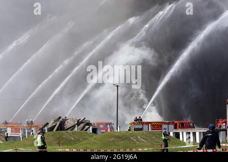 Non exclusif: HAI, UKRAINE - 4 JUIN 2021 - les pompiers démontrent leurs compétences dans la lutte contre les incendies lors des exercices spéciaux de l'État ukrainien Banque D'Images