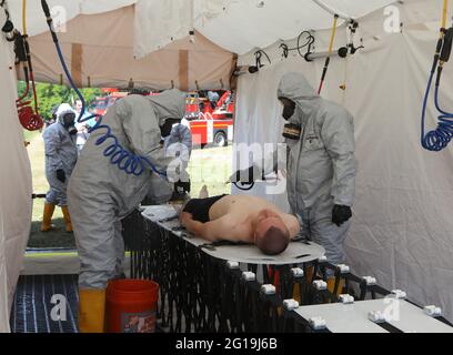 Non exclusif: HAI, UKRAINE - 4 JUIN 2021 - les sauveteurs en costumes de protection et masques à gaz démontrent les actions de premiers secours pendant les exercices spéciaux de la Banque D'Images